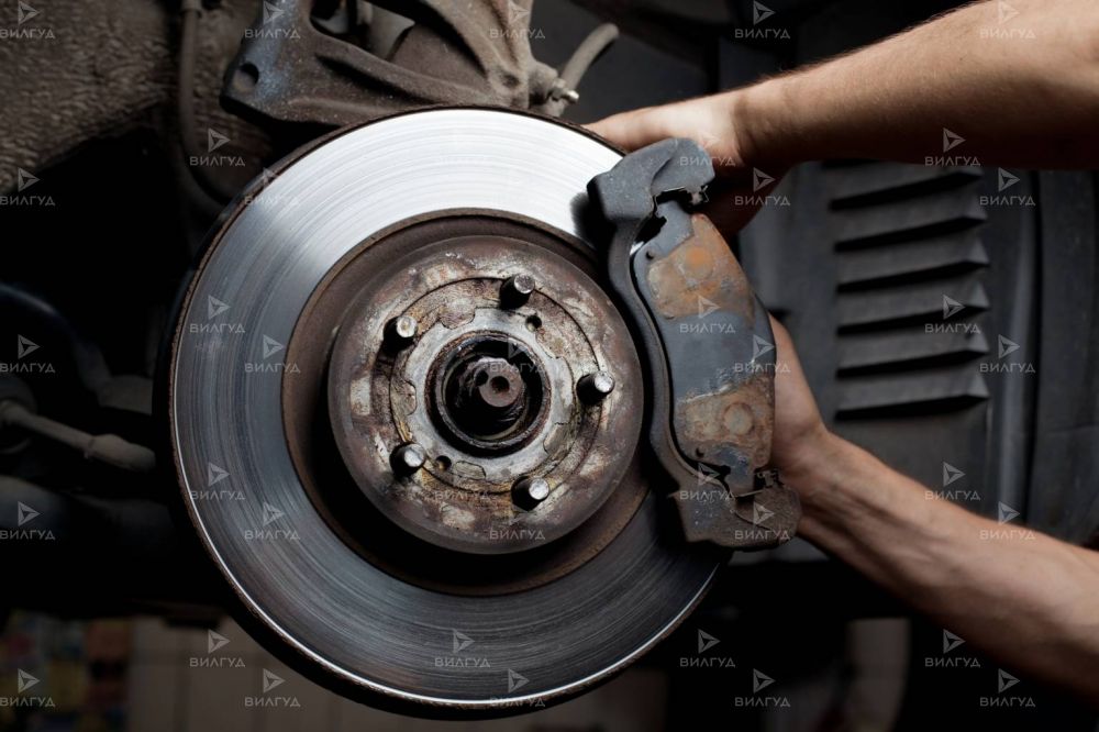 Замена задних тормозных колодок Nissan Moco